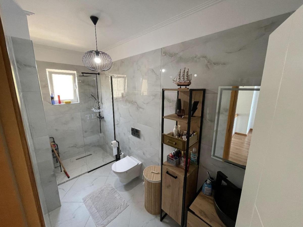 Appartamento Teuta- Luxury Penthouse 200M2 Sarandë Esterno foto